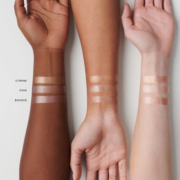 MERIT
Day Glow Dewy Highlighting Balm - Picture 3 of 3